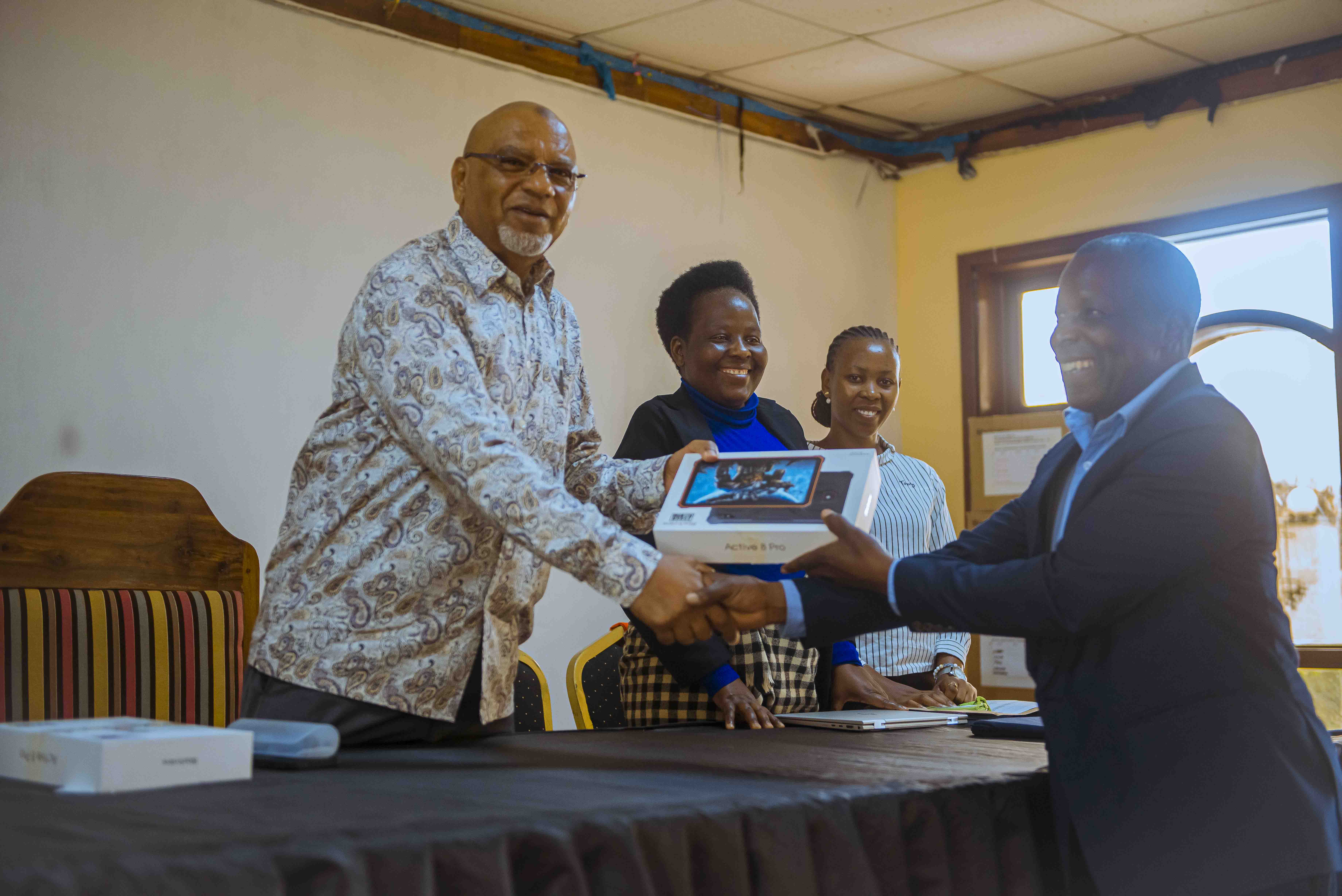 WATENDAJI KATA NA MITAA JIJI LA MBEYA WAKABIDHIWA VISHIKWAMBI